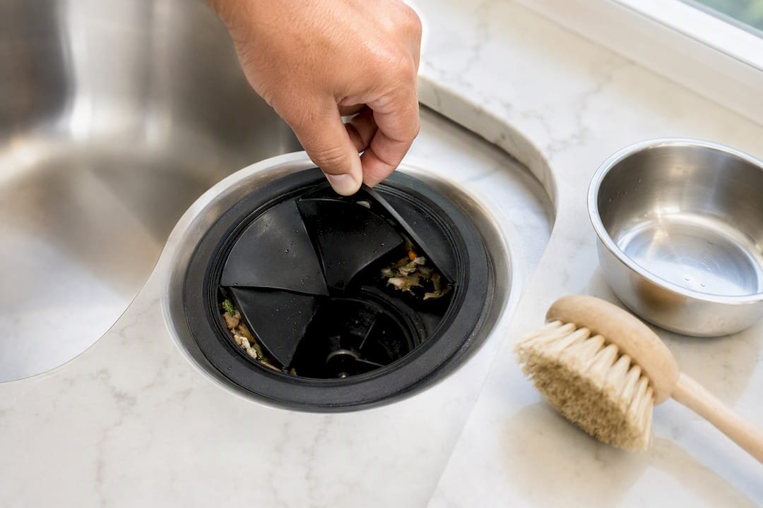 Garbage disposal splash guard with residue
